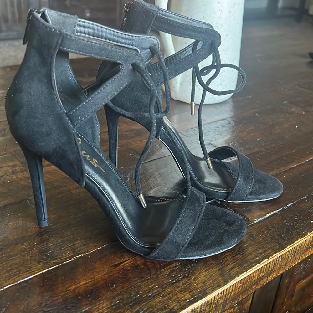 Black high heels~ Never worn~